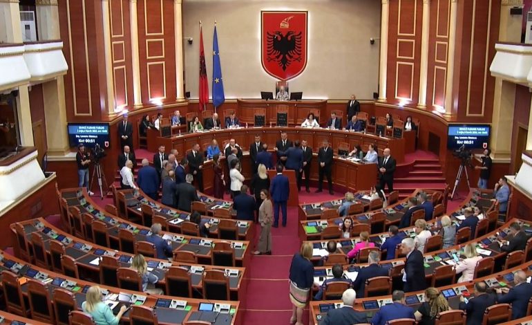 Deputetët e PD rrethojnë foltoren, Garda në “survejim”, Nikolla ndërpret seancën