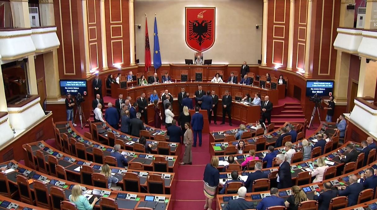 Deputetët e PD rrethojnë foltoren, Garda në “survejim”, Nikolla ndërpret seancën
