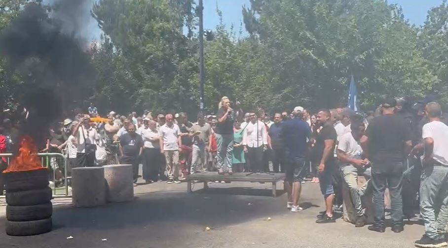 Tubimi i opozitës te Bashkia e Tiranës, protestuesit djegin goma
