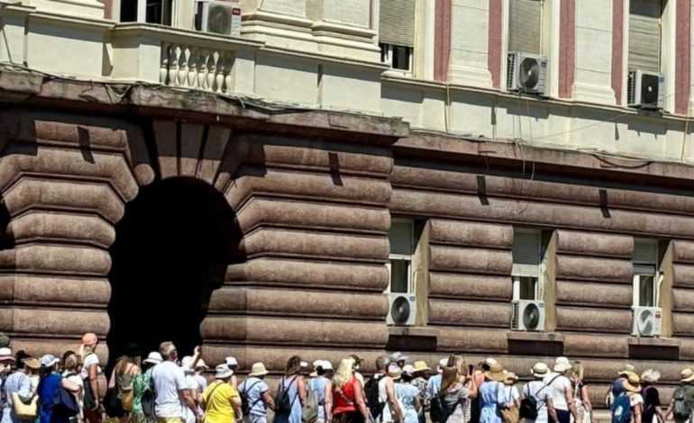 FOTO/ Rama ndan pamjet nga një grup turistësh në kryeqytet: Tirana e pushtuar si asnjë vit më parë nga vizitorët e huaj