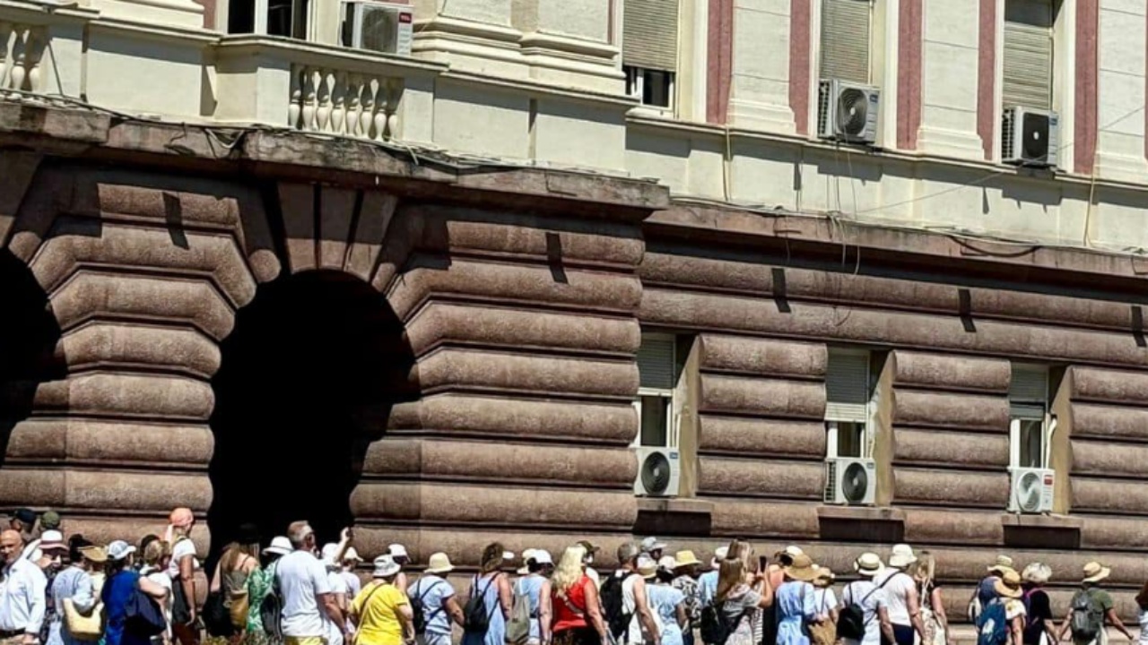 FOTO/ Rama ndan pamjet nga një grup turistësh në kryeqytet: Tirana e pushtuar si asnjë vit më parë nga vizitorët e huaj