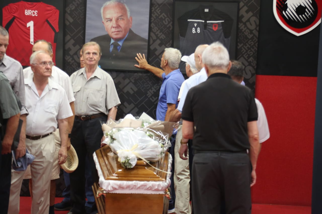 Lamtumirë legjendë! Bejkush Birçe përcillet me nderime (FOTO)