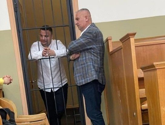 Nën forca të shumta policie iu dorëzua RENEA-s në Kakavijë, detaje nga ekstradimi i Laert Haxhiut, 32-vjeçarit të dënuar përjetë për masakrën e Lushnjës