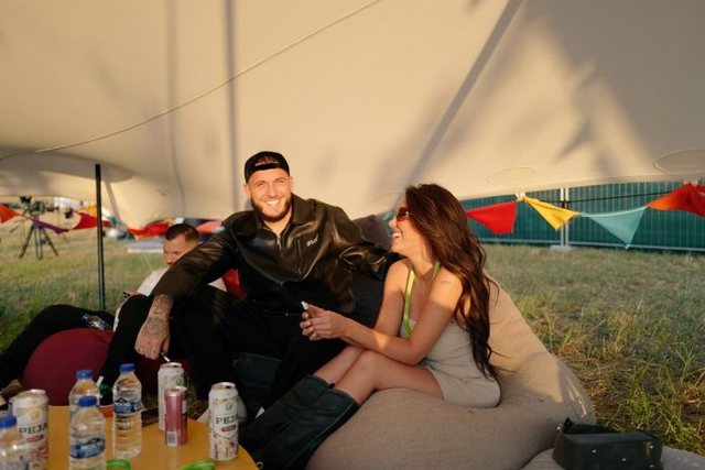 Lotina dhe Mozzik shfaqen më të dashuruar se kurrë, dedikimet romantike s’mungojnë