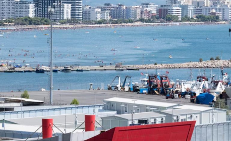 Nga gushti, emigrantët që kërkojnë strehim në Itali mund të dërgohen në Shqipëri, “Washington Post” për kampin në Shëngjin: Nuk ka përfunduar ende ndërtimi