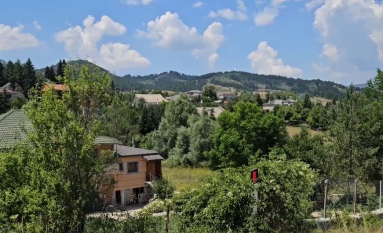 Në freskinë e Voskopojës, turistë të shumtë kërkojnë t’i shmangen vapës përvëluese