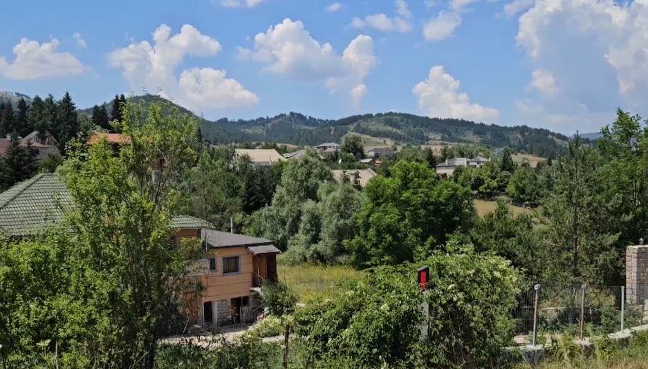 Në freskinë e Voskopojës, turistë të shumtë kërkojnë t’i shmangen vapës përvëluese