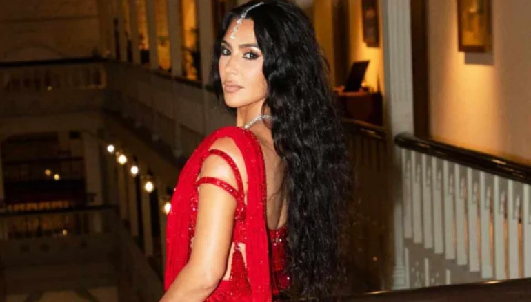 Kim Kardashian kritikohet për paraqitjen në dasmën e shumëpërfolur në Indi