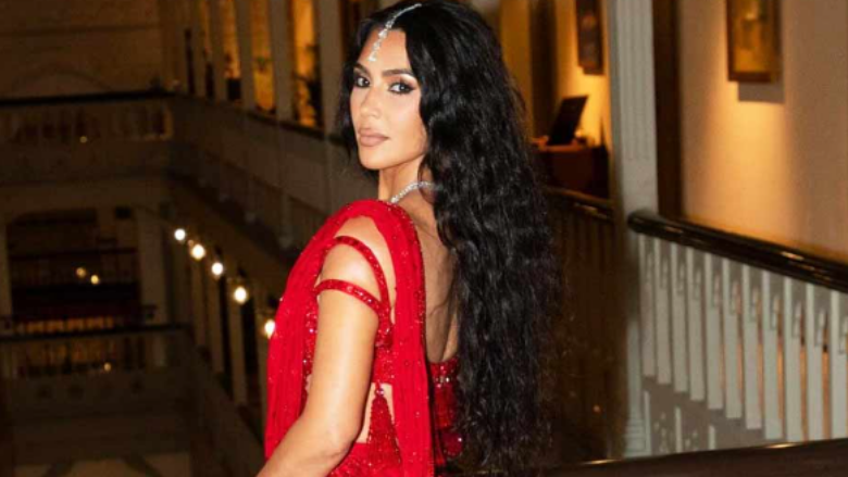 Kim Kardashian kritikohet për paraqitjen në dasmën e shumëpërfolur në Indi