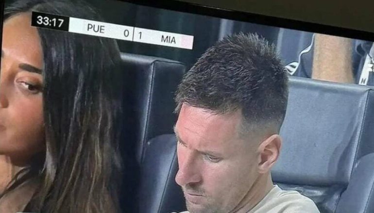 Virale/ Kapet “mat” partnerja e Mess-it duke parë me cep të syrit telefonin e tij