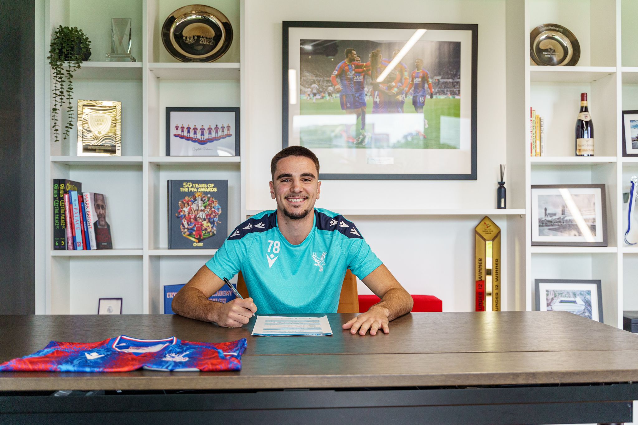Talenti shqiptar nënshkruan në Premier League, kontratë për dy vite