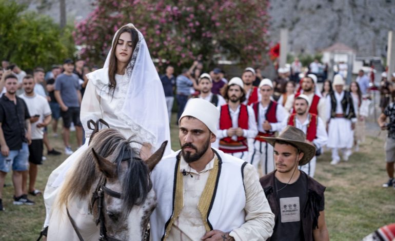 Në gjurmët e historisë: Banorët e Vaut të Dejës inskenojnë dasmën e Skënderbeut