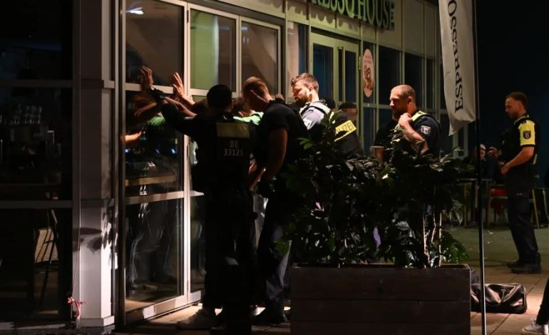 Finalja e Euro2024/ Tifozët anglezë pinë, urinojnë dhe zihen…