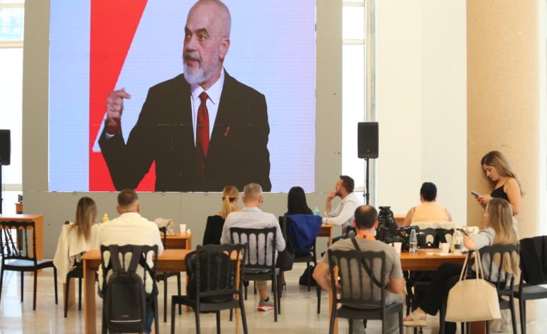 Ndryshimet e reja në kabinet forcojnë ‘kultin e Ramës’ në qeverisje