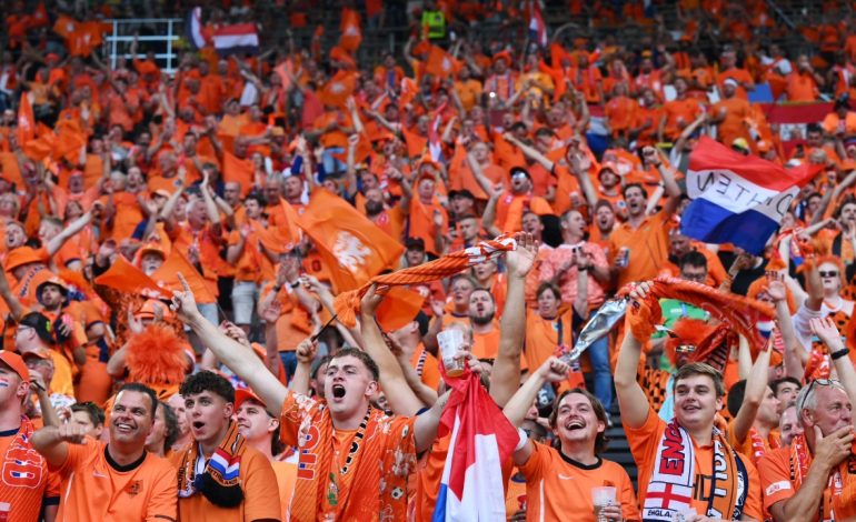FOTO/ Muri i verdhë “ngjyroset” portokalli, tifozët holandezë mbushin tribunën e ultrasve të Dortmundit