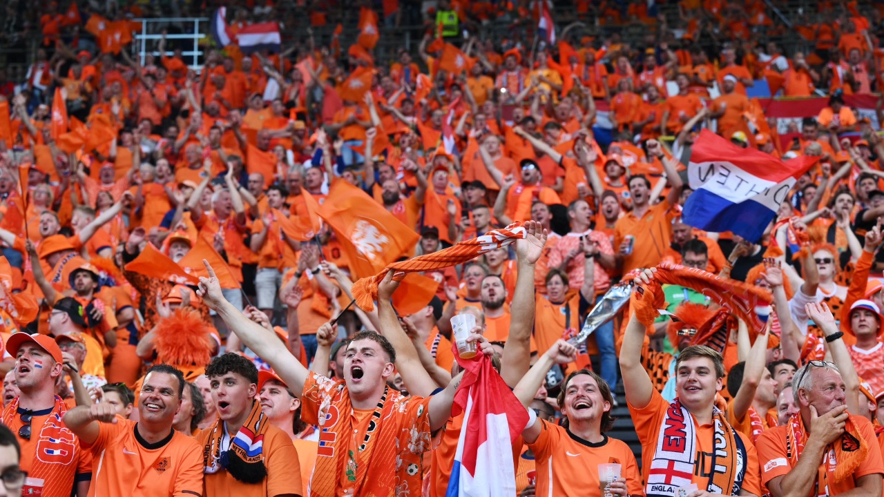 FOTO/ Muri i verdhë “ngjyroset” portokalli, tifozët holandezë mbushin tribunën e ultrasve të Dortmundit