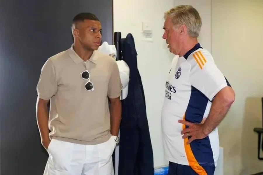 Ancelotti tallet me Mbappe pas prezantimit të bujshëm në Madrid