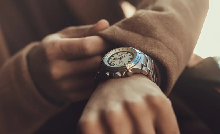 A e keni ditur më parë? Ja arsyeja pse e mbajmë orën në dorë të majtë