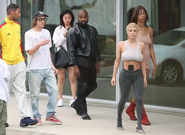 Të gjithë sytë te Bianca Censori, shfaqet gjysmë e zhveshur krah Kanye West në LA