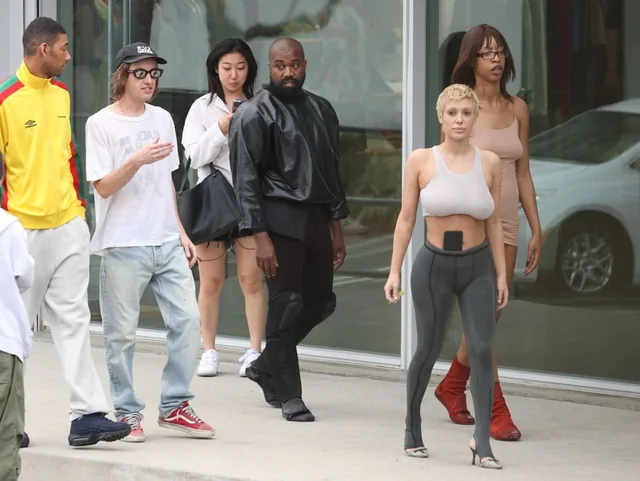 Të gjithë sytë te Bianca Censori, shfaqet gjysmë e zhveshur krah Kanye West në LA