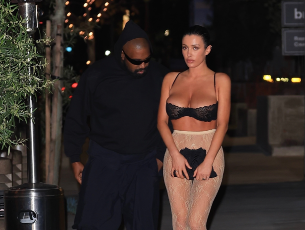Veshje eksplicite, ja sa muaj burg rrezikon gruaja e Kanye West, Bianca Censori