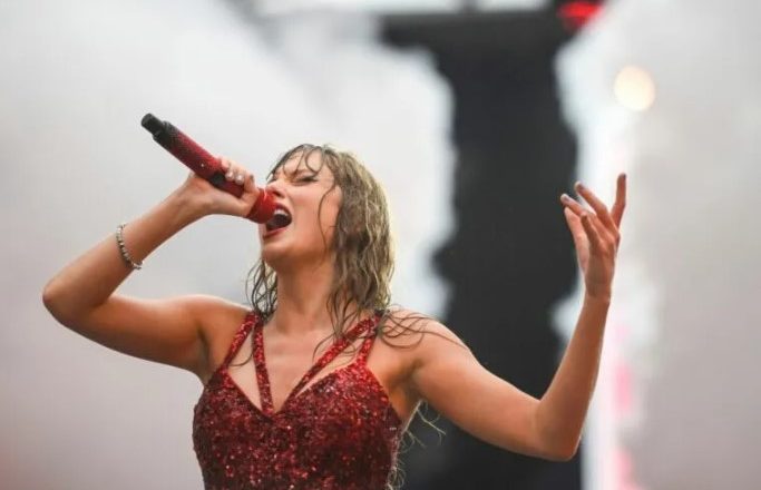As shiu nuk e ndal! Taylor Swift vazhdon shfaqjen pavarësisht stuhisë së shiut