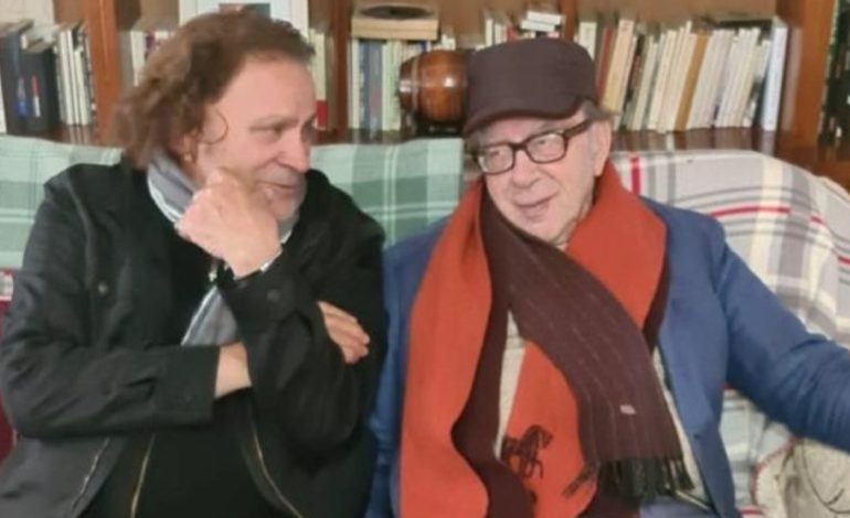 “E piva kafen e helmët pa ty”, aktori Timo Flloko poezi në nder të Ismail Kadaresë: Pse vijnë gjenitë dhe ikin nga kjo botë..?!