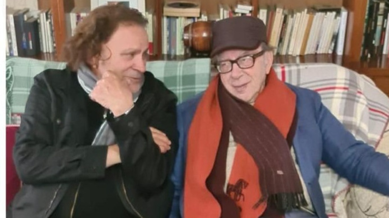“E piva kafen e helmët pa ty”, aktori Timo Flloko poezi në nder të Ismail Kadaresë: Pse vijnë gjenitë dhe ikin nga kjo botë..?!