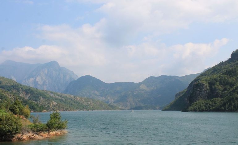 Gjendet i vdekur në liqenin e Komanit një 77-vjeçar, dyshohet se…