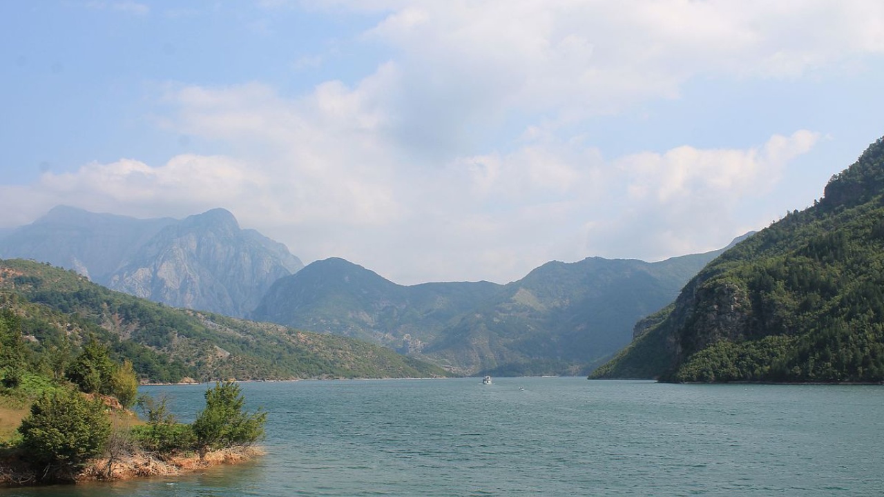 Gjendet i vdekur në liqenin e Komanit një 77-vjeçar, dyshohet se…