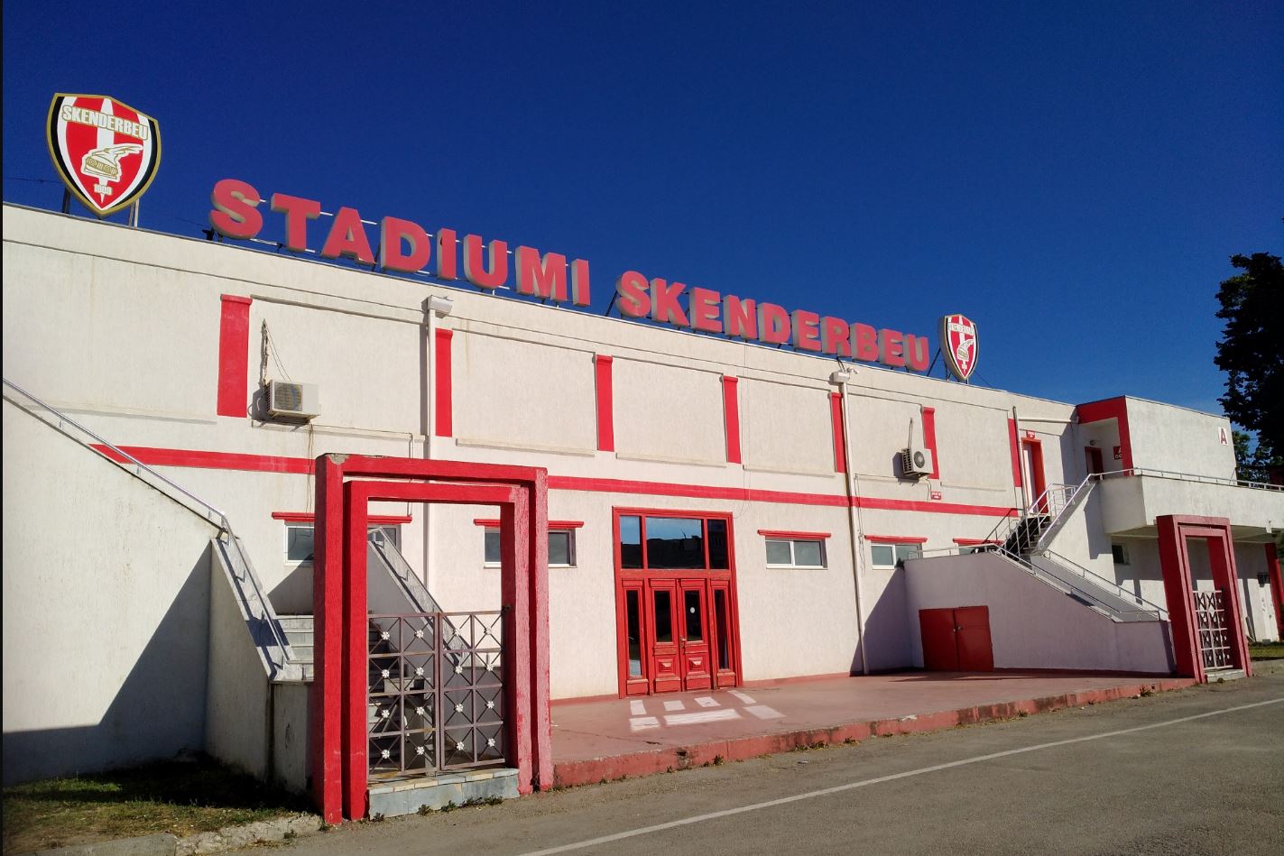 Skënderbeu, pas largimit të Liços, tekniku Gozdenoviç cakton kapitenin e ekipit