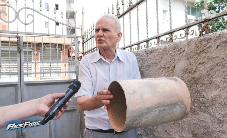 Fiks Fare/ Asfalti elektoral, firma që shtroi pallatin para zgjedhjeve i prishi tubacionin e ujërave të zeza, nuk e riparon