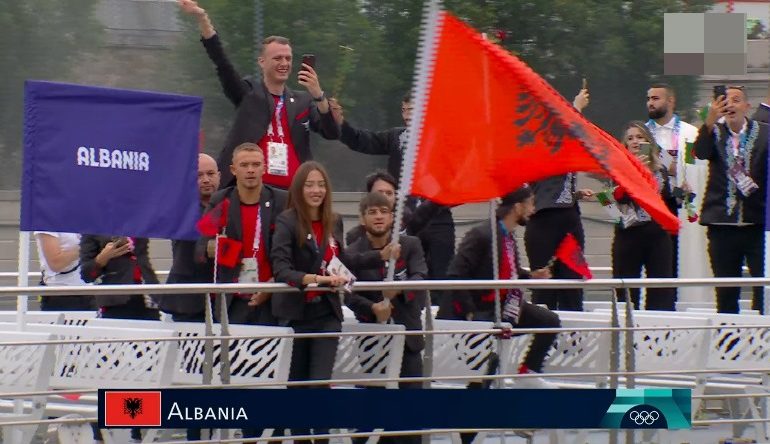 VIDEO/ Ceremonia e pazakontë e hapjes së Lojërave Olimpike, shihni delegacionin shqiptar në “parakalimin” mbi varkë