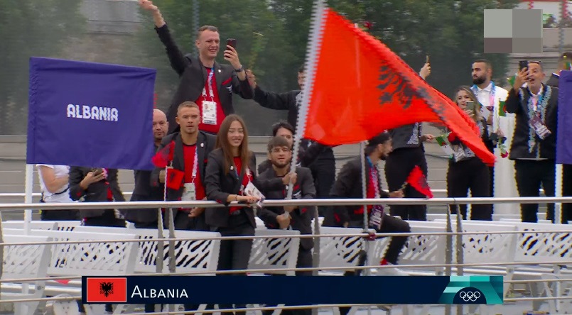 VIDEO/ Ceremonia e pazakontë e hapjes së Lojërave Olimpike, shihni delegacionin shqiptar në “parakalimin” mbi varkë