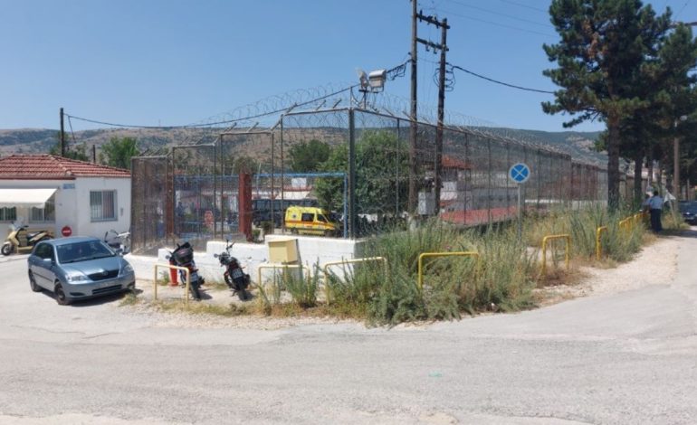 EMRI/ Shqiptari “kontrollonte” burgun e Janinës, ndërhyjnë forcat speciale, disa të arrestuar. Revoltë në burg, i vihet zjarri sendeve