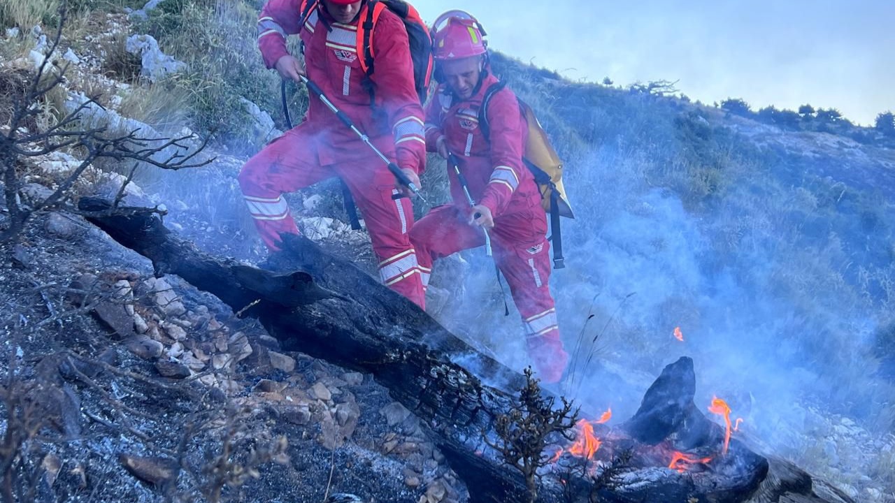 Shuhet vatra e zjarrit në Qafën e Llogarasë, mbi 40 zjarrfikës përfundojnë aksionin në orët e para të mëngjesit