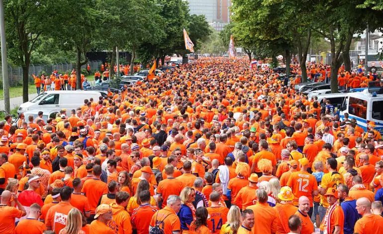 105 000 tifozë holandezë dhe britanikë për 65 000 vende në stadium për gjysmëfinalen e Euro2024