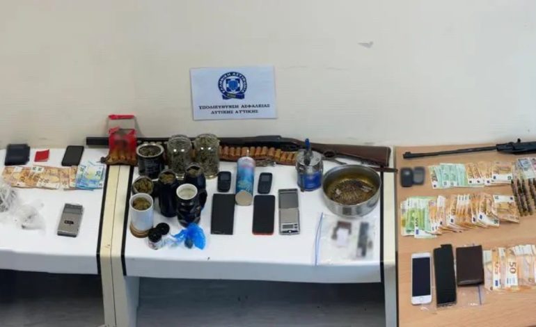 EMRAT/ Shpërndanin drogë në Athinë, në pranga 3 shqiptarë. Komunikonin në “Viber” me kode, zbulohet skema si operonin. Sekuestrohet drogë e armë