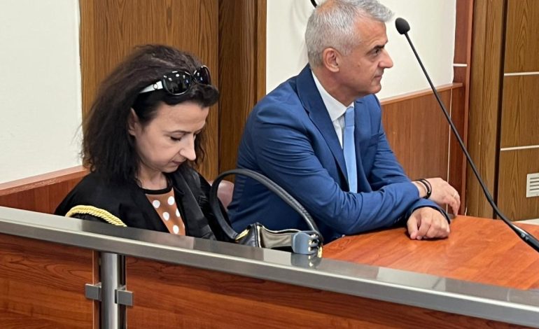 Beleri kundërshton dekretimin e datës së zgjedhjeve në Himarë, nis seanca gjyqësore, avokatja: Paditësi cenohet drejtpërdrejt