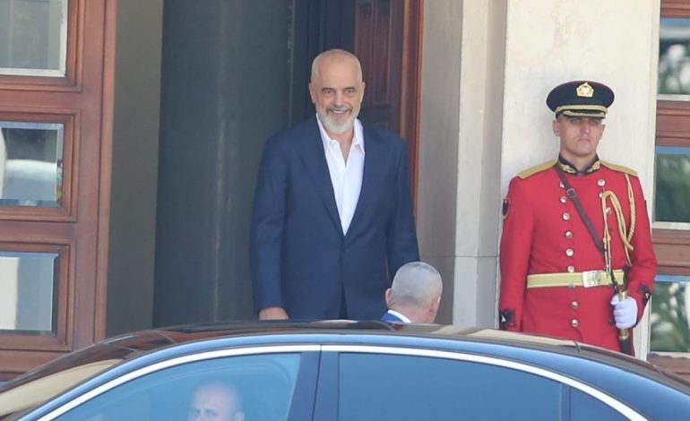 Pas ndryshimeve në qeveri, Rama shkon në Presidencë, momenti kur del i buzëqeshur nga godina (Fotot)