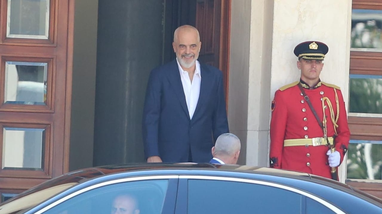 Pas ndryshimeve në qeveri, Rama shkon në Presidencë, momenti kur del i buzëqeshur nga godina (Fotot)