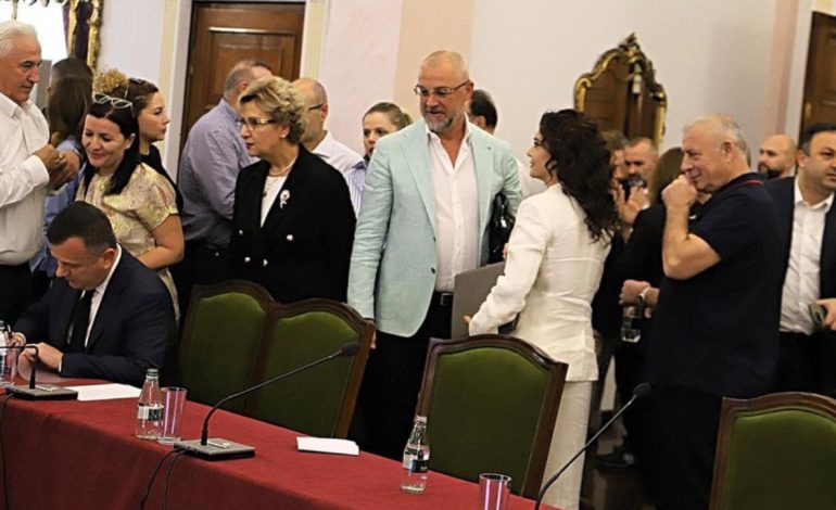 Dalin fotot nga mbledhja me dyer të mbyllura e grupit të PS, deputetët mbledhin firmat për propozimin e Spiropalit si kryetare e Kuvendit