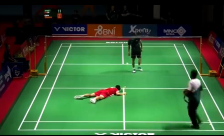 VIDEO/ Shembet përtokë në mes të lojës, talenti kinez 17-vjeçar ndërron jetë duke luajtur badminton. Momentet dramatike