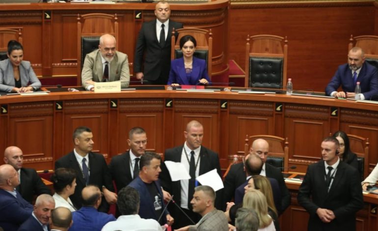 FOTOT/ Opozita në protestë para Ramës, mazhoranca miraton ministrat e rinj. Çfarë nuk u pa nga përplasja në Kuvend