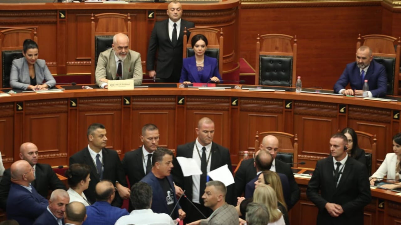 FOTOT/ Opozita në protestë para Ramës, mazhoranca miraton ministrat e rinj. Çfarë nuk u pa nga përplasja në Kuvend