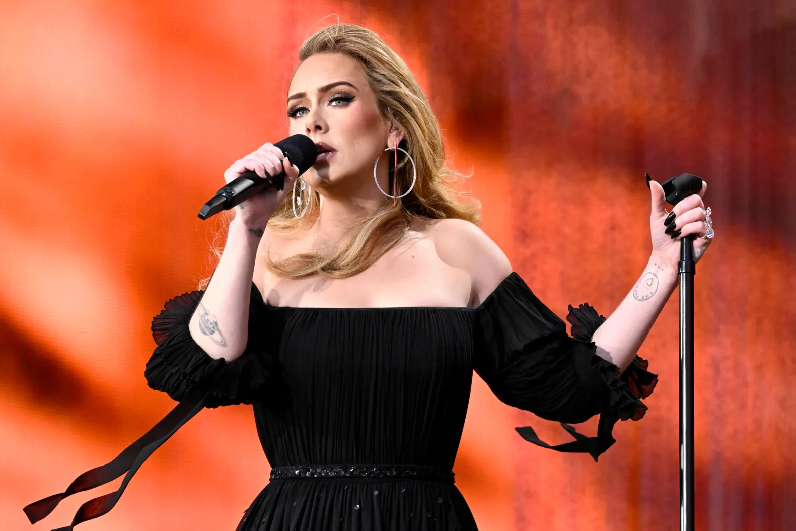 Adele akuzohet për plagjiaturë, Gjykata Braziliane kërkon tërheqjen e këngës “Hello”
