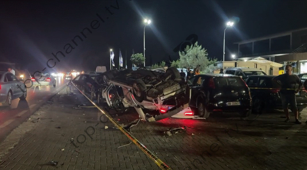 Aksident i frikshëm në superstradën Lezhë-Laç, përplasen dy makina, njëra përfundon në parkingun e lokalit, dëmton edhe 8 të tjera