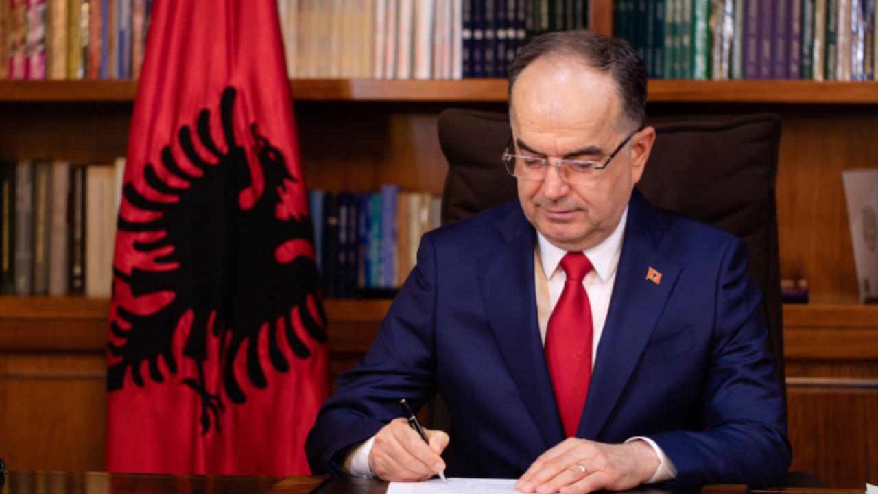 Presidenti Begaj dekreton ambasadorët e Shqipërisë në Azerbajxhan dhe Kanada