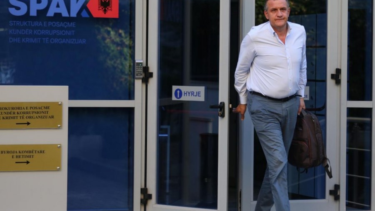 Detaje nga arrestimi/ Euro, blloqe dhe telefona, çfarë iu sekuestrua Ilir Beqajt dhe bashkëpunëtorëve pas kontrollit në banesë dhe zyrë