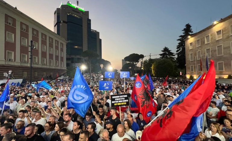 Nis zyrtarisht protesta e opozitës para Kryeministrisë, qindra policë në gatishmëri